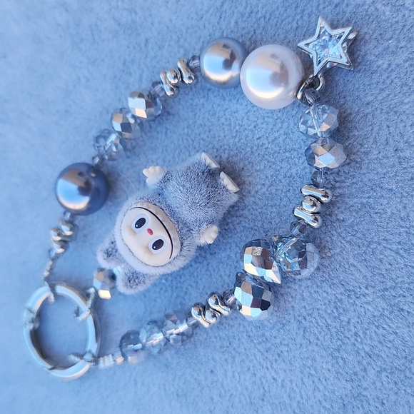 ❌️SOLD❌️Gray Labubu Keychain with Crystal & Pearl - Picture 5 of 5